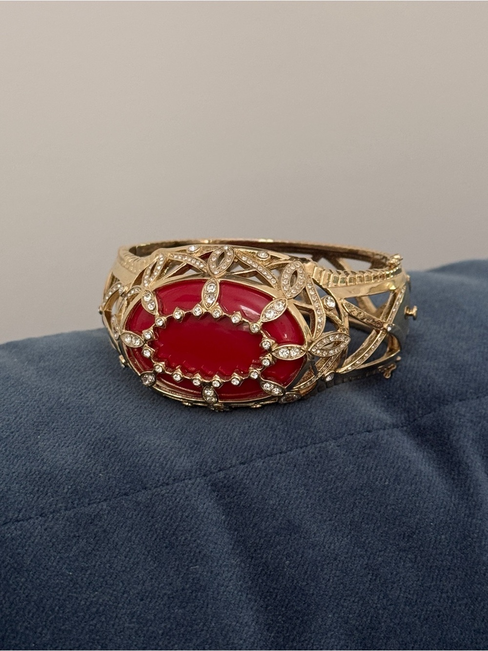 Doris Panos
"Honeydrop" Gold plated Overlay Rhinestone
Bracelet-Coral‎
